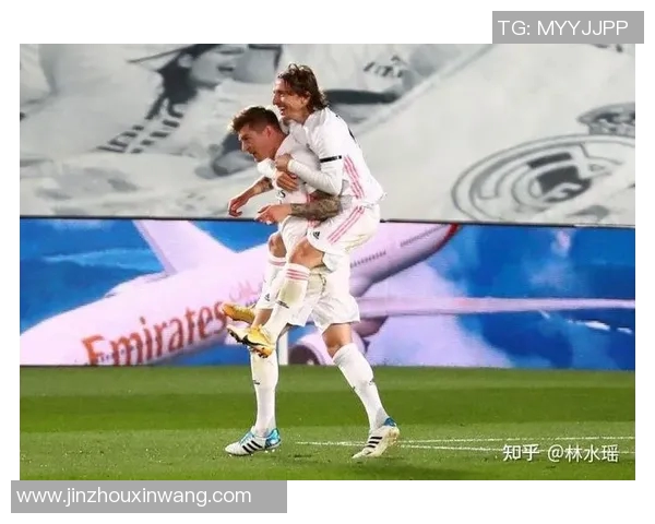 哪个足球明星在赛场上展现出最火爆的踢球风格和激情表现